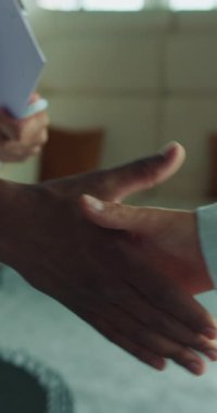 Profesyonel ve sıkı bir tokalaşma, çağdaş bir çalışma ortamında karşılıklı anlaşma ve işbirliğini simgeler.