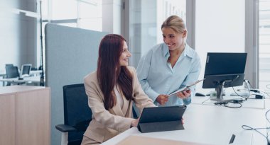 Ofisteki iki profesyonel kadın üretkenlik ve işbirliği araçlarını kullanarak anlamlı bir tartışmaya giriştiler.