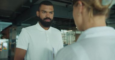 Çağdaş bir çalışma ortamı içinde iki meslektaş arasında derin ve profesyonel bir değişim gerçekleşir.