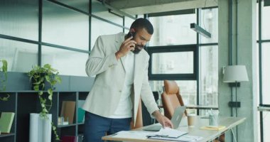 Verimliliği artıran kaynaklarla dolu modern ve organize bir çalışma alanındaki bir çağrı üzerine yetenekli bir profesyonel.