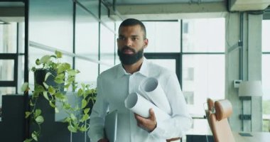 Odaklanmış bir profesyonel modern bir ofiste üretkenliği ve yaratıcılığı teşvik eden önemli belgeler bulundurur.