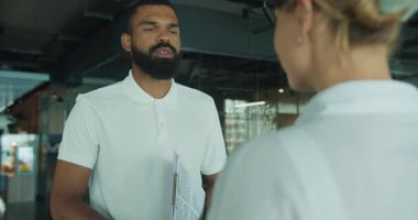 Canlı bir ofiste, iki yetenekli profesyonelin kendi alanlarında sivrilmeleri arasında ilginç bir konuşma gerçekleşir.