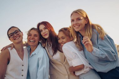 Kameraya çekilen harika, neşeli bir an. Arkadaşlarını birbirlerine eşlik etmekten zevk alırken gösteriyor.