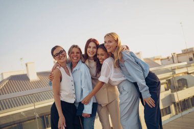 Dostlar, gerçek dostluk ve mutluluğun özünü somutlaştıran sıcak güneş ışığında neşeyle toplanırlar.