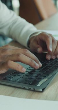 Modern bir dizüstü bilgisayarda odaklanmış bireysel tipler, üretkenlik ve çağdaş çalışma uygulamaları sergiliyor