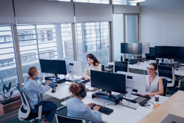 Etkili takım işbirliğini gösteren ve genel verimliliği artıran canlı ve dinamik bir ofis ortamı