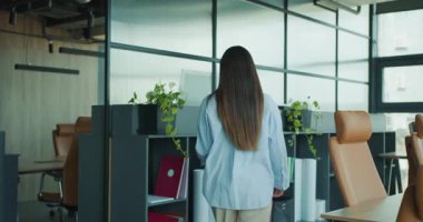 Çağdaş ofis ortamındaki dosyaları inceleyen bir kadın verimlilik ve işbirliği sergiliyor. Yüksek kalite 4k görüntü