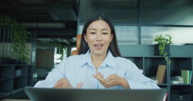 Sanal iletişimle aktif olarak ilgilenen genç bir profesyonel etkileyici sunum becerileri sergiliyor. Yüksek kalite 4k görüntü