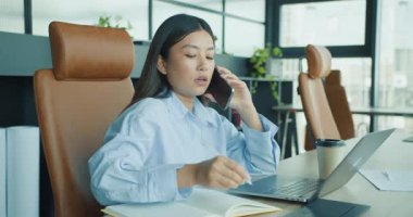 Çağdaş ve verimli bir ofis alanında laptopuyla çalışan odaklanmış bir iş kadını. Yüksek kalite 4k görüntü