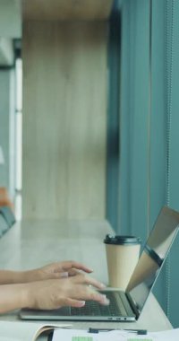 Huzurlu bir ofis ortamında dizüstü bilgisayarla çalışan bir profesyonel üretkenlik sergiliyor..