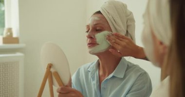 En iyi cilt bakımı ve rahatlama deneyimi için arkadaşlarınızla yüz bakımı ve şımartma seansının tadını çıkarın.