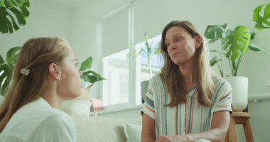 Huzurlu bir ortamda, bereketli yeşillik ve rahatlık ile çevrili, iç açıcı bir diyalog başlar.