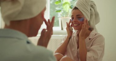 İki yakın arkadaş, evde yapılan şımarık cilt bakımı sırasında birbirlerine bağlanır. Güzellik sırlarını ve kahkahaları paylaşırlar.