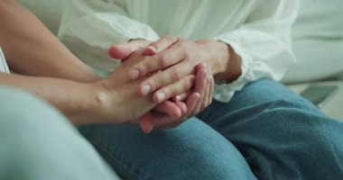 İki el birbirine dolanmış, sarsılmaz desteği ve bireyler arasındaki derin duygusal bağı simgeliyor.