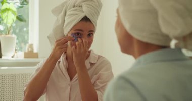 İki yakın arkadaş, evde neşeli bir cilt bakımının keyfini çıkarırlar. Kahkaha ve güzellik tavsiyelerini paylaşırlar.