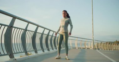 Formda bir kadın güzel bir şekilde güzel bir yolda koşar, canlı, aktif bir yaşam tarzı ve genel olarak sağlıklı bir yaşam sergiler.