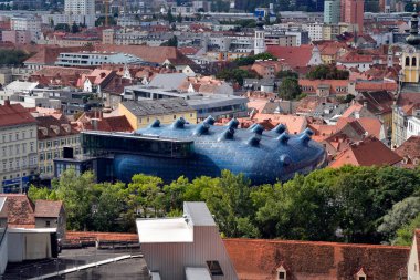 Avusturya, UNESCO dünya mirası sahası Graz 'ın havadan görünüşü, başkenti Styria, Kunsthaus ile birlikte bir sergi binası ve yeni mimari simgesi.