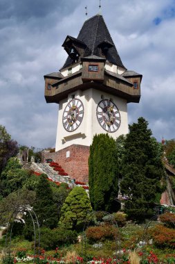 Avusturya, UNESCO dünya mirası bölgesi Graz, Styria 'nın başkenti, Schlossberg tepesindeki tarihi Saat Kulesi