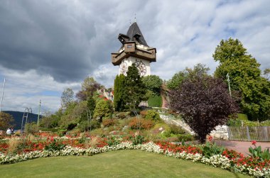 Graz, Avusturya - 22 Eylül 2022: Schlossberg tepesinde saat kulesiyle tanımlanamayan turistler, UNESCO 'nun dünya mirası olan Styria' nın başkenti Graz 'daki Graz' ın simgesi.