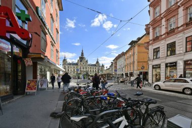Graz, Avusturya - 22 Eylül 2022: Pazar ve belediye binalarında kimliği belirsiz kişiler, içki ve yiyecek için çeşitli tezgahlar ve Styria 'nın başkentindeki bitişik barok kasaba evleri