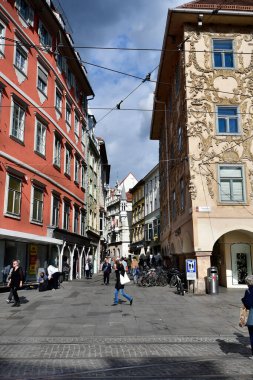 Graz, Avusturya - 22 Eylül 2022: Styria 'nın başkentindeki barok şehir evleri, Luegg binasının bir parçası ve Sporgasse caddesine bakan kimliği belirsiz insanlar.