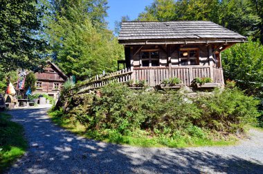 Styria 'da eski bir su değirmeni olan Strutz-Mill Avusturya, Avusturya' nın en güzel ve ilginç yerleri ve kültürel bir varlık ve ahşap çatılı ahşap kulübe yarışmasının da galibi oldu.