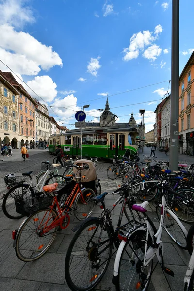 奥地利格拉茨 2022年9月22日 身份不明的人和有轨电车在主广场上与市场和市政厅 各种饮料和食品摊位以及毗邻的巴洛克风格城市房屋交汇 — 图库照片