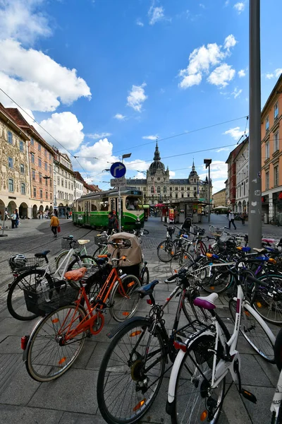 奥地利格拉茨 2022年9月22日 在市中心的主要广场上 有市政厅 各种饮料和食品摊位 以及毗邻的巴洛克风格的市中心房屋 非常方便骑自行车 — 图库照片