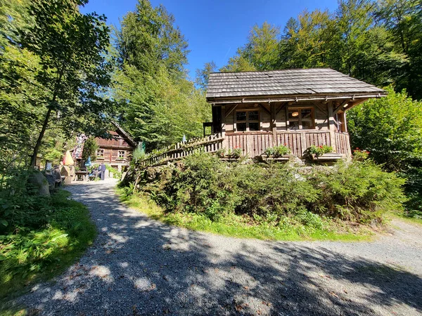 Wies オーストリア 2022年9月23日 シュタイリアの古い水車小屋Strutz Millと呼ばれる未確認の観光客も オーストリアで最も美しく興味深い場所と文化遺産のための競争で優勝し ログキャビン — ストック写真