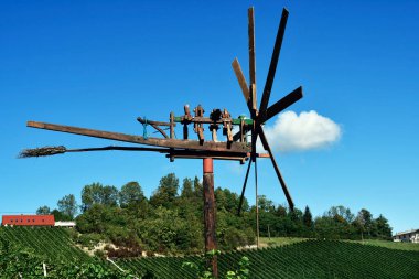 Avusturya, geleneksel Klapotez korkuluğu ve Styrian şarap rotasındaki sarp yamaçlarda bulunan üzüm bağları, tepecikli bölge Avusturya 'nın Toskana' sı olarak da bilinir, Klapotetz güneydoğu Avusturya 'da kargaşa ile kuş sürücüsü olarak kullanılır.