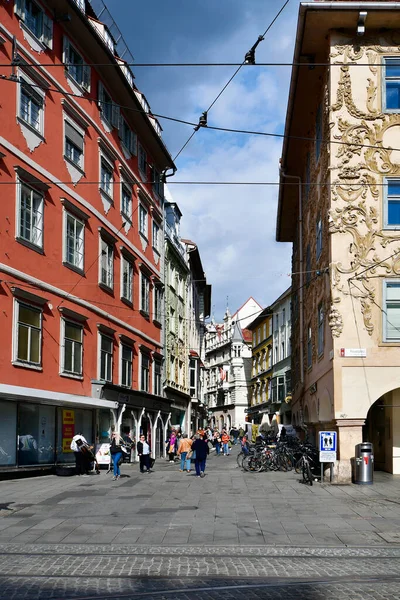 オーストリア グラーツ2022年9月22日 スポーガス通りを望む広場にある未確認の人々と スタッコの装飾が施されたルージュの建物の一部 スタイリアの首都のバロック様式の町家 — ストック写真