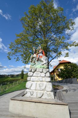 Spicnik, Slovenya - 21 Eylül 2022: Herzerlstrasse 'deki izleme platformunda Aziz George ile birlikte anıt