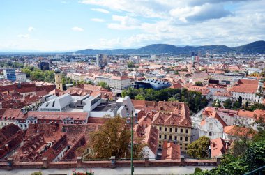 Avusturya, UNESCO 'nun dünya mirası bölgesi Graz, Styria' nın başkenti, Schlossberg 'den sanat evi Kunsthaus ile ilgili gökyüzü manzarası ve şehir merkezindeki binalar.