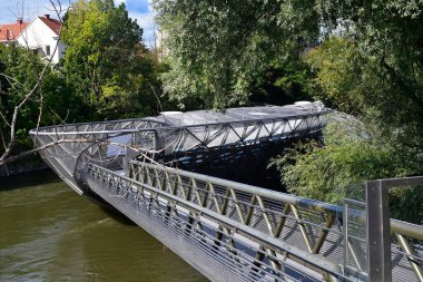 Graz, Avusturya - 22 Eylül 2022: Sözde Murinsel 2003 yılında kültür başkenti olarak atanması vesilesiyle inşa edildi ve Mur Nehri 'nde yer alıyor ve her iki kıyıyı da köprü olarak birbirine bağlıyor