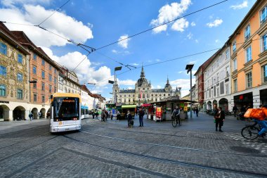 Graz, Avusturya - 22 Eylül 2022: Başkent Styria 'nın ana meydanında belediye binası, pazar ve halk tramvayı