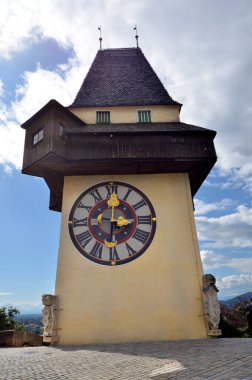 Avusturya, Schlossberg tepesindeki saat kulesi Uhrturm, Graz, UNESCO dünya mirası bölgesi ve başkenti Styria 'nın kara simgesi.