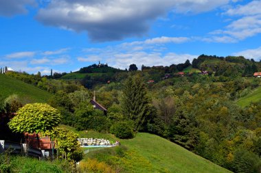 Avusturya, Avusturya 'nın en yüksek şarap yetiştiren bölgesi olan Kitzeck im Sausal' ın kilise kulesine sahip tarım arazisi.