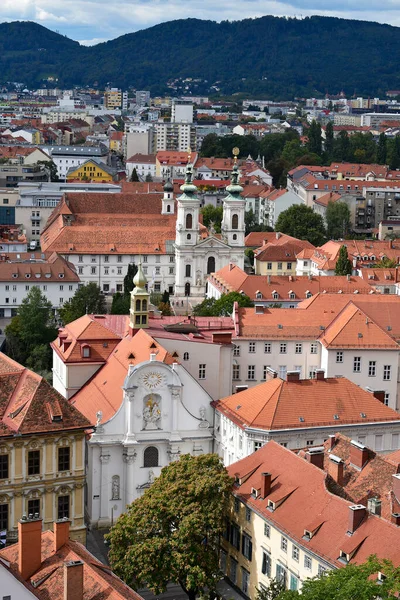 Avusturya, UNESCO dünya mirası bölgesi Graz, Styria 'nın başkenti, binalara havadan bakış, Kutsal Üçlü Kilisesi ve Kasaba Kilisesi 