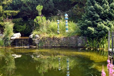 Schiltern, Avusturya - 08 Ağustos 2022: Kittenberger macera bahçesi Aşağı Avusturya 'da sayısız bitki, sahne ve macera noktası bulunan bir vaha