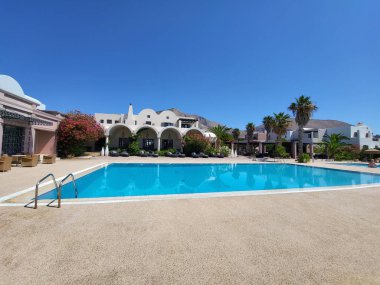 Santorini, Yunanistan - 25 Haziran 2022: Perissa köyünde havuzlu zarif otel kompleksi