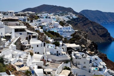 Yunanistan, Oia, Santorini Adası 'ndaki evler ve deniz manzarası