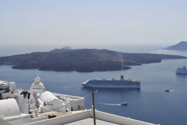 Yunanistan, Fia kasabası - adanın başkenti, yuva yapmış beyaz evler Ege Denizi 'ndeki kalderaya bakan kayalıklar üzerine inşa edilmiştir.