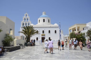 Oia, Santorini, Yunanistan - 22 Haziran 2022: Çan kulesi ve geleneksel mavi kubbeli Panagia Akathisto Himnos Kilisesi