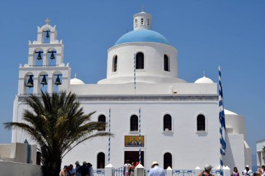 Oia, Santorini, Yunanistan - 22 Haziran 2022: Çan kulesi ve geleneksel mavi kubbeli Panagia Akathisto Himnos Kilisesi