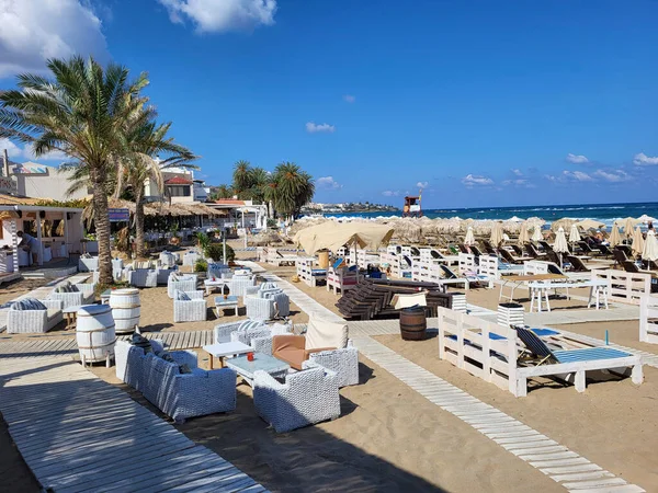 Crete Greece October 2022 Beach Sun Beds Beach Restaurant Stalida Imágenes de stock libres de derechos