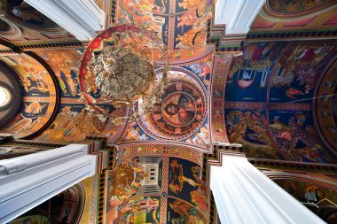 Iraklio, Yunanistan - 14 Ekim 2022: Girit Adası 'nın başkenti Saint Minas Katedrali' nin dini tavan resimleri ve süslü avizeleriyle katedralin iç manzarası, ortodoks kilisesi şehit Aziz Menas 'a adanmıştır.