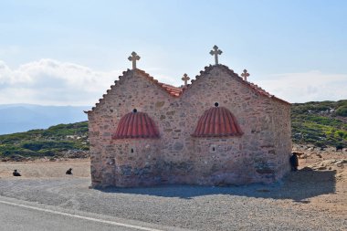 Yunanistan, Girit 'in kuzeydoğusundaki Toplou manastırı yakınlarında Vai ve Sitia arasındaki küçük şapelde keçiler var.