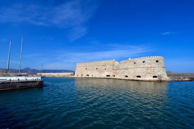 Iraklio, Yunanistan - 14 Ekim 2022: Girit Adası 'nın başkenti, Venedik kalesi Koules ile küçük yat ve balıkçı tekneleri limanı