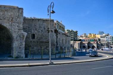 Iraklio, Yunanistan - 14 Ekim 2022: Eski Venedik Limanı boyunca Eski Venedik Tersaneleri