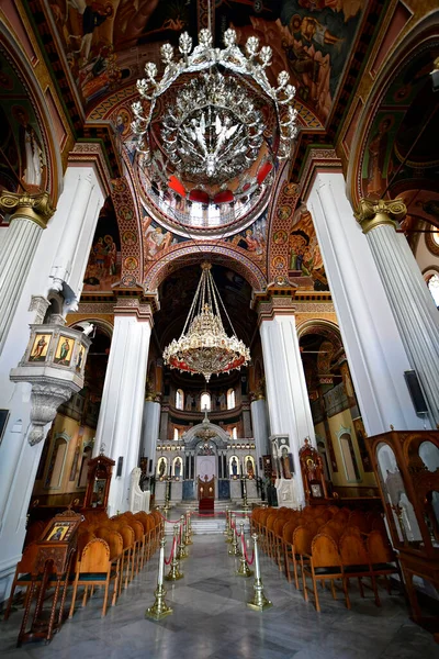 ギリシャイラクリオ2022年10月14日 クレタ島の首都サンミナス大聖堂の宗教的な天井画や華やかなシャンデリアを持つ大聖堂の内部ビューは 正統派の教会は殉教者と驚異の聖メナスに捧げられています — ストック写真